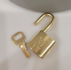 💯 Authentic Padlock and Key Louis Vuitton Gold Brass